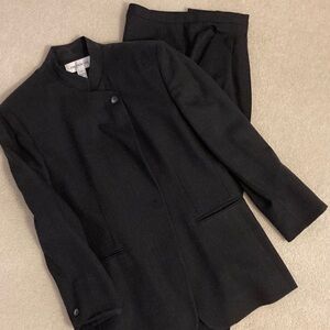Jones New York Charcoal Suit Jacket with Pleated Cuffed Pants.  Ladies 16.  Wool